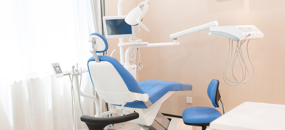 数控空气消毒机严格消毒、每个工作日结束紫外线照射、保持通风良好，力求给您舒适的诊疗空间。